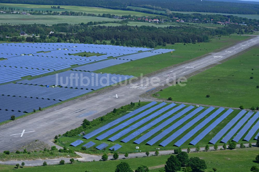 Werneuchen von oben - Solarkraftwerk und Photovoltaik- Anlagen auf dem Flugplatz in Werneuchen im Bundesland Brandenburg, Deutschland