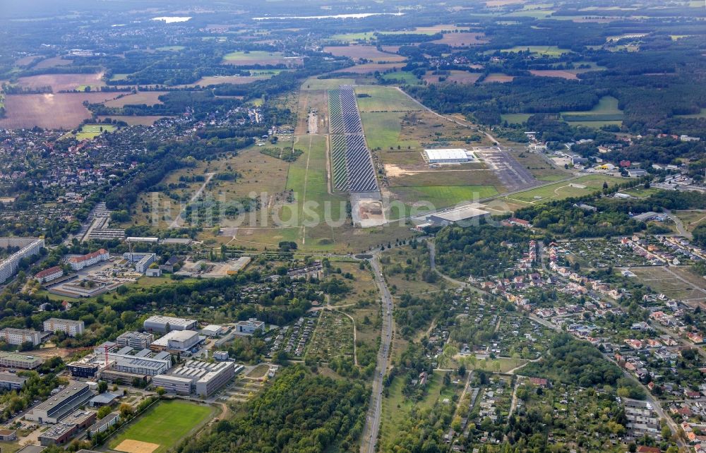 Luftaufnahme Cottbus - Solarkraftwerk und Photovoltaik- Anlagen auf dem früheren Flugplatz in Cottbus im Bundesland Brandenburg, Deutschland