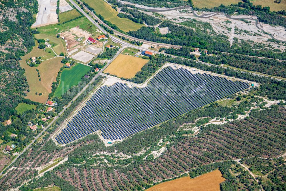 Montmaur aus der Vogelperspektive: Solarkraftwerk und Photovoltaik- Anlagen in Montmaur in Provence-Alpes-Cote d'Azur, Frankreich