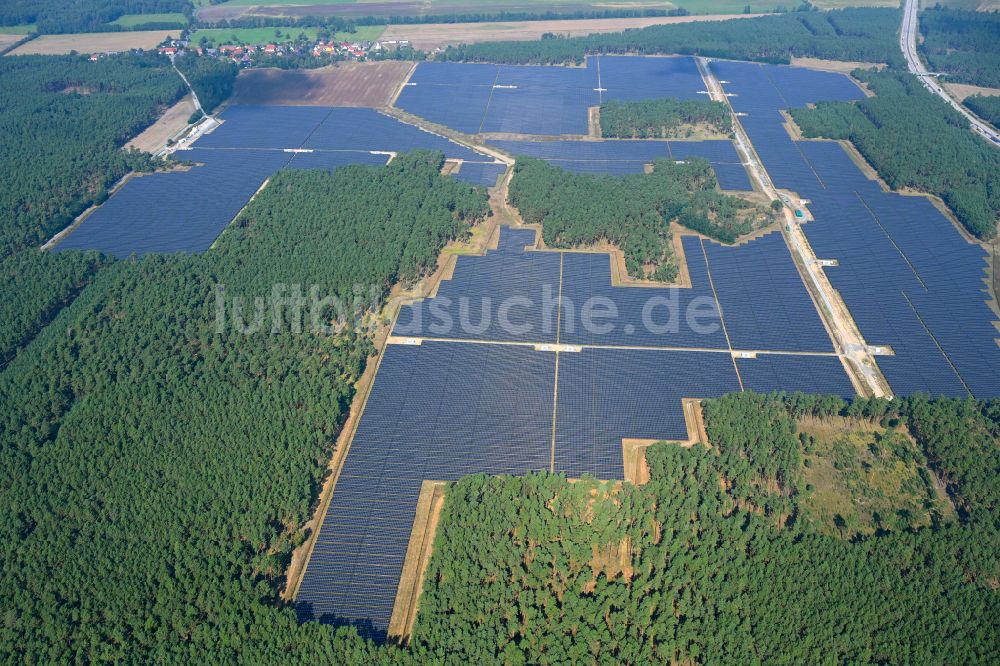 Schiebsdorf aus der Vogelperspektive: Solarkraftwerk und Photovoltaik- Anlagen in Schiebsdorf im Bundesland Brandenburg, Deutschland