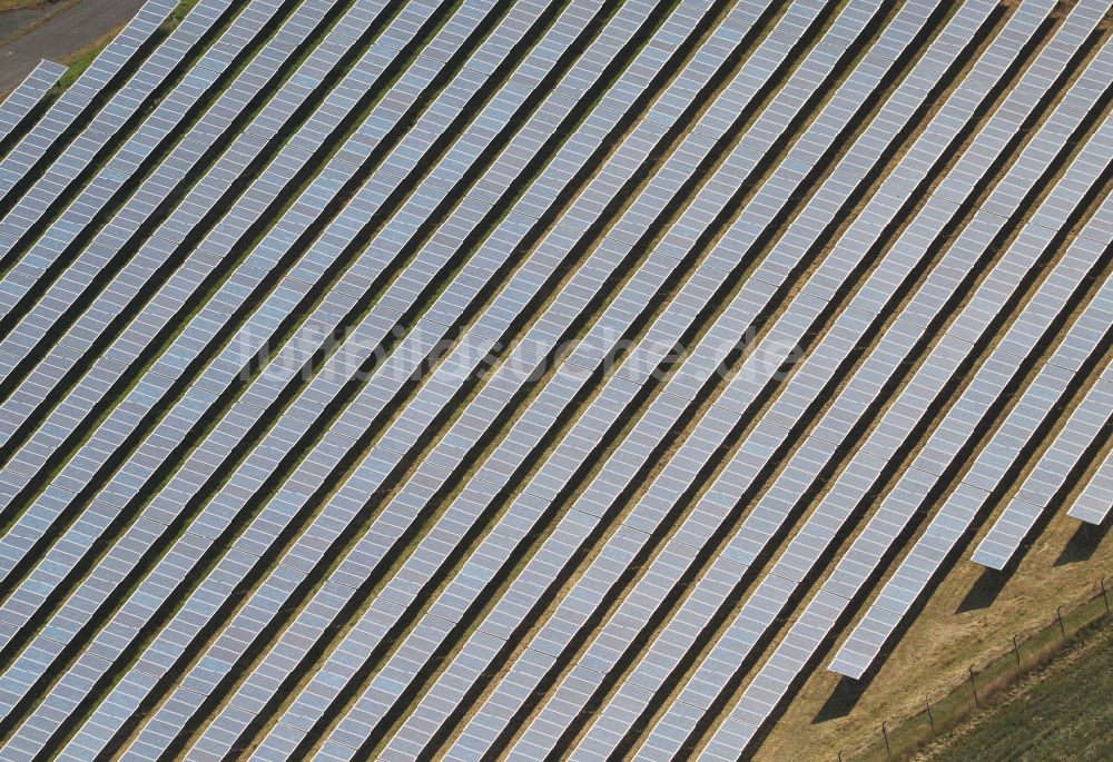 Klettbach aus der Vogelperspektive: Solarkraftwerk und Photovoltaik- Anlagen Solaranlage Meckfelder Straße in einem Feld in Klettbach im Bundesland Thüringen, Deutschland