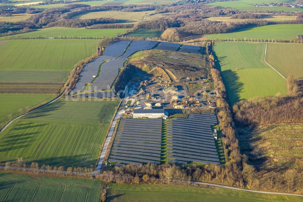 Büecke von oben - Solarkraftwerk und Photovoltaik- Anlagen Solarpark Möhnesee auf einem Feld in Büecke im Bundesland Nordrhein-Westfalen, Deutschland