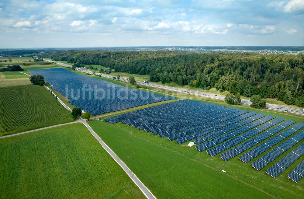 Altenstadt von oben - Solarkraftwerk am Rande des Autobahn- Trasse und Streckenverlauf der BAB A81 in Altenstadt im Bundesland Bayern, Deutschland