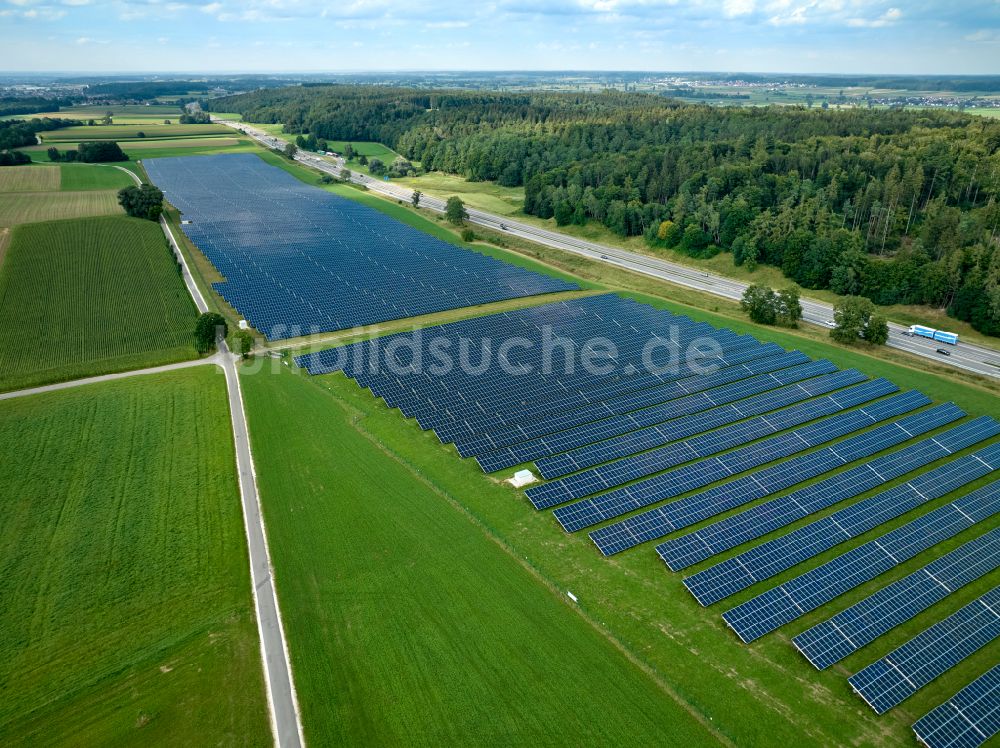 Altenstadt aus der Vogelperspektive: Solarkraftwerk am Rande des Autobahn- Trasse und Streckenverlauf der BAB A81 in Altenstadt im Bundesland Bayern, Deutschland