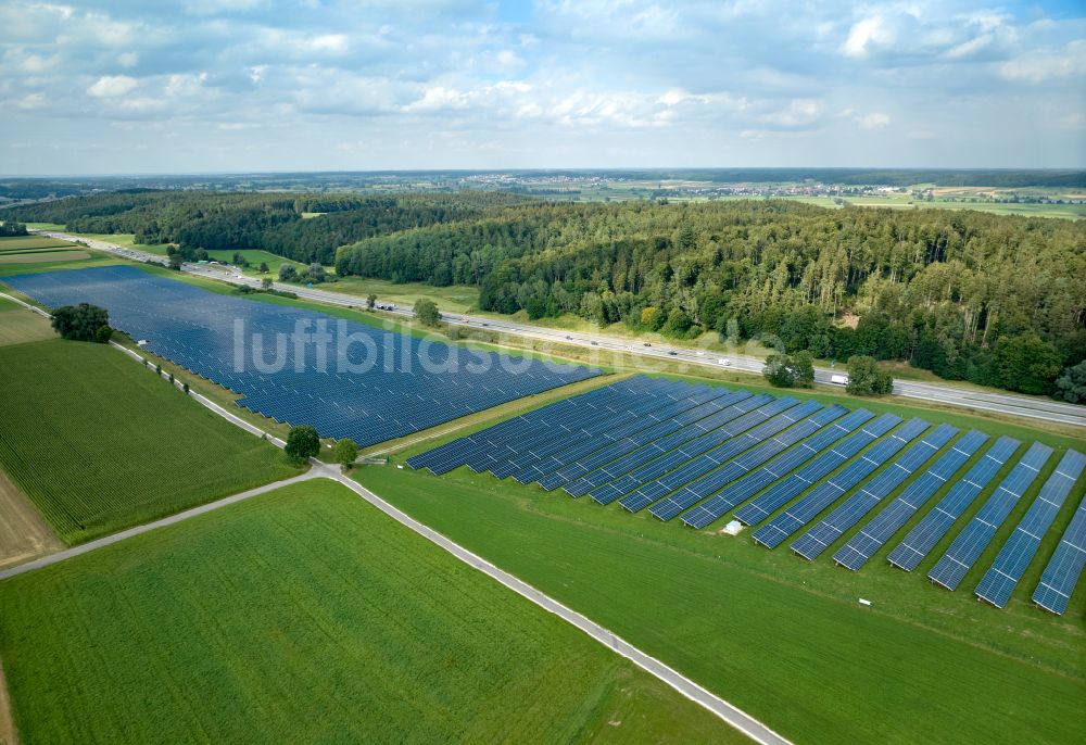 Altenstadt aus der Vogelperspektive: Solarkraftwerk am Rande des Autobahn- Trasse und Streckenverlauf der BAB A81 in Altenstadt im Bundesland Bayern, Deutschland