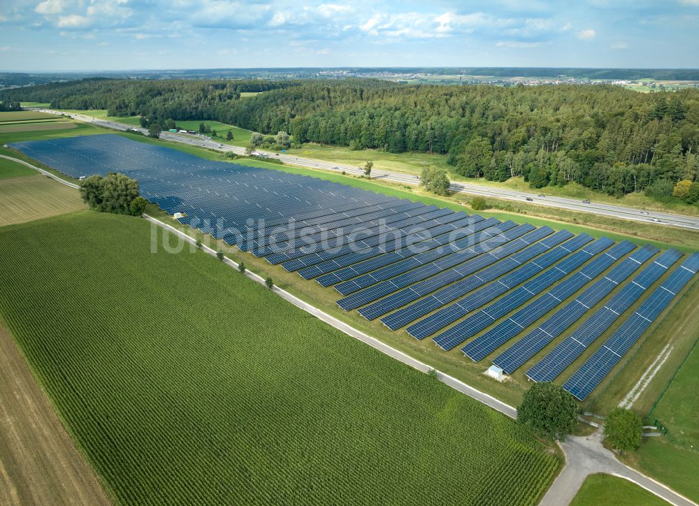 Luftbild Altenstadt - Solarkraftwerk am Rande des Autobahn- Trasse und Streckenverlauf der BAB A81 in Altenstadt im Bundesland Bayern, Deutschland