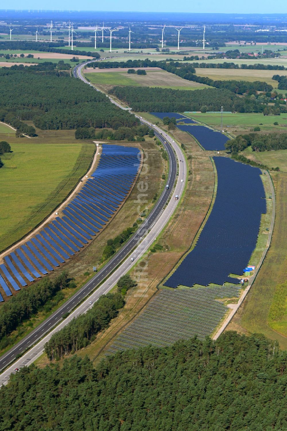 Maulbeerwalde aus der Vogelperspektive: Solarkraftwerk am Rande des Autobahn- Trasse und Streckenverlauf der BAB A24 in Maulbeerwalde im Bundesland Brandenburg, Deutschland