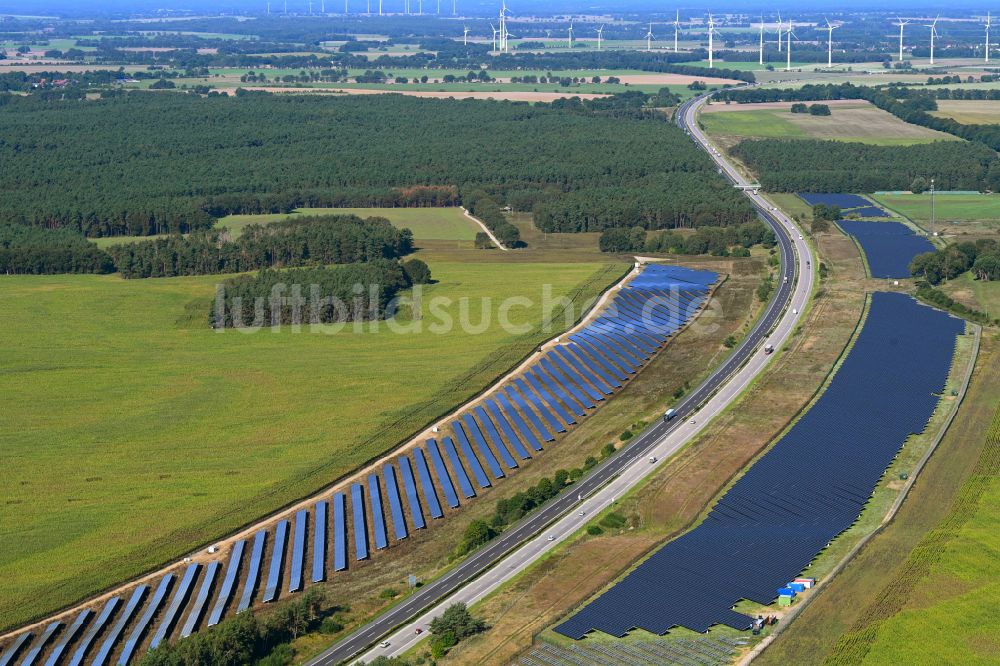 Luftbild Maulbeerwalde - Solarkraftwerk am Rande des Autobahn- Trasse und Streckenverlauf der BAB A24 in Maulbeerwalde im Bundesland Brandenburg, Deutschland