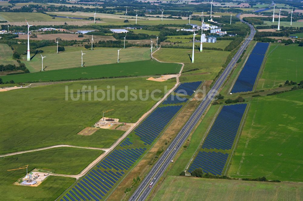 Luftaufnahme Maulbeerwalde - Solarkraftwerk am Rande des Autobahn- Trasse und Streckenverlauf der BAB A24 in Maulbeerwalde im Bundesland Brandenburg, Deutschland