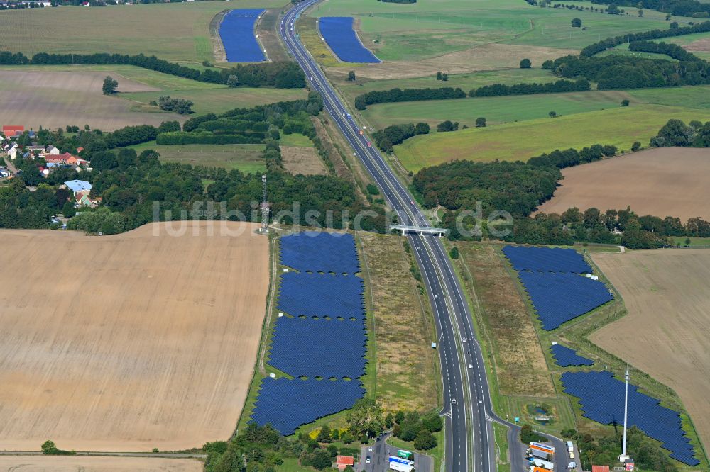 Silmersdorf aus der Vogelperspektive: Solarkraftwerk am Rande des Autobahn- Trasse und Streckenverlauf der BAB A24 in Silmersdorf im Bundesland Brandenburg, Deutschland