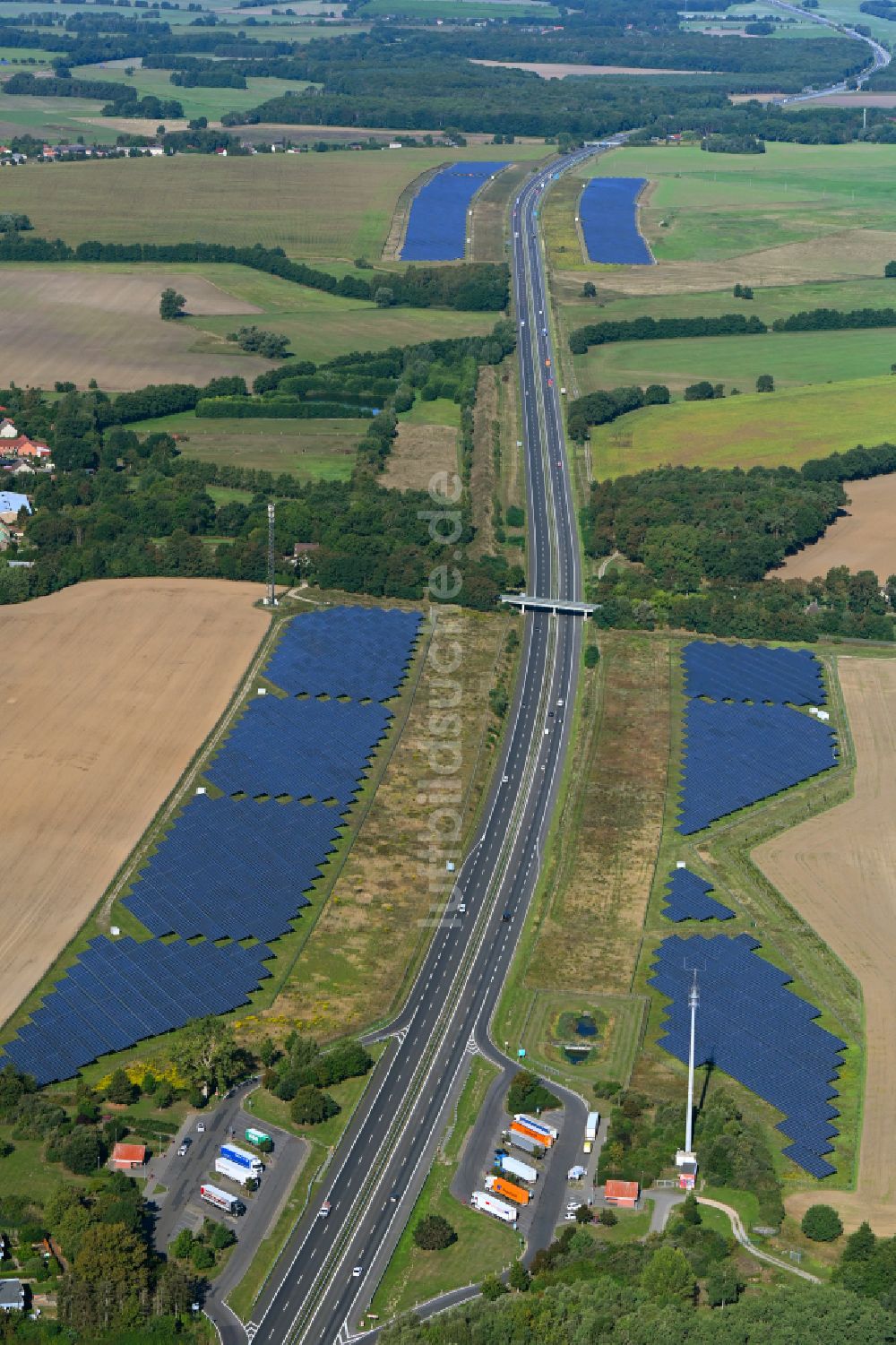 Luftaufnahme Silmersdorf - Solarkraftwerk am Rande des Autobahn- Trasse und Streckenverlauf der BAB A24 in Silmersdorf im Bundesland Brandenburg, Deutschland