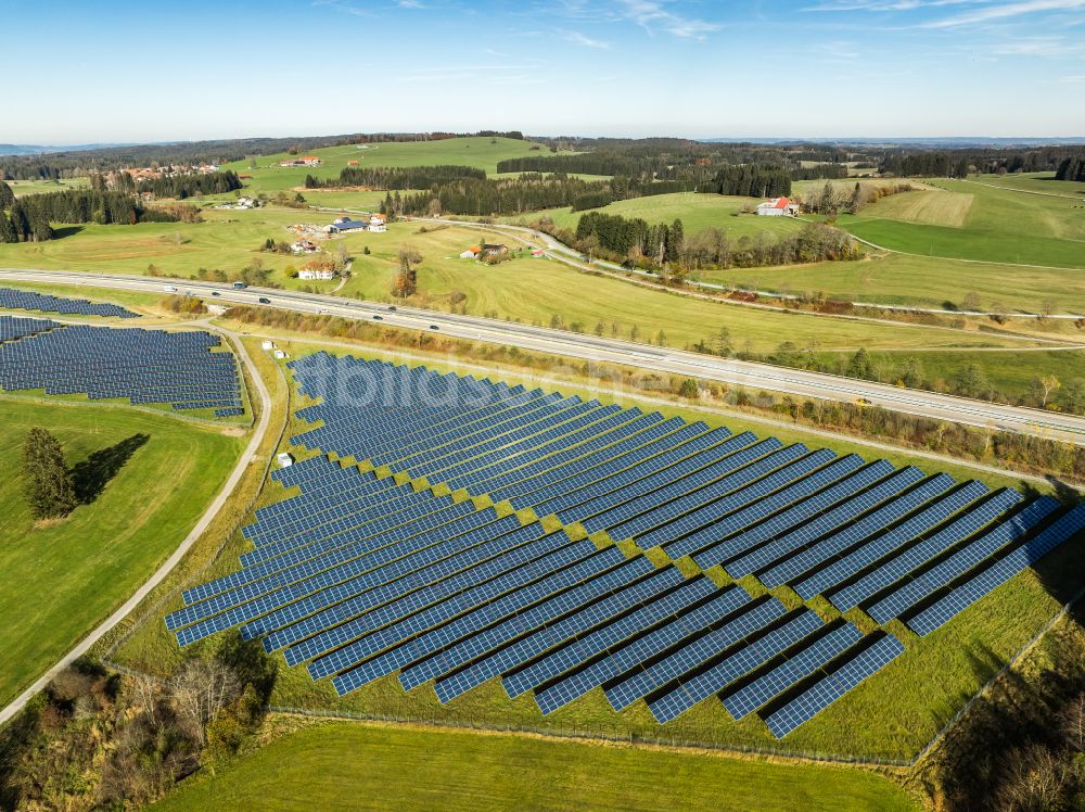 Sulzberg von oben - Solarkraftwerk am Rande des Autobahn- Trasse und Streckenverlauf der BAB A81 in Sulzberg im Bundesland Bayern, Deutschland