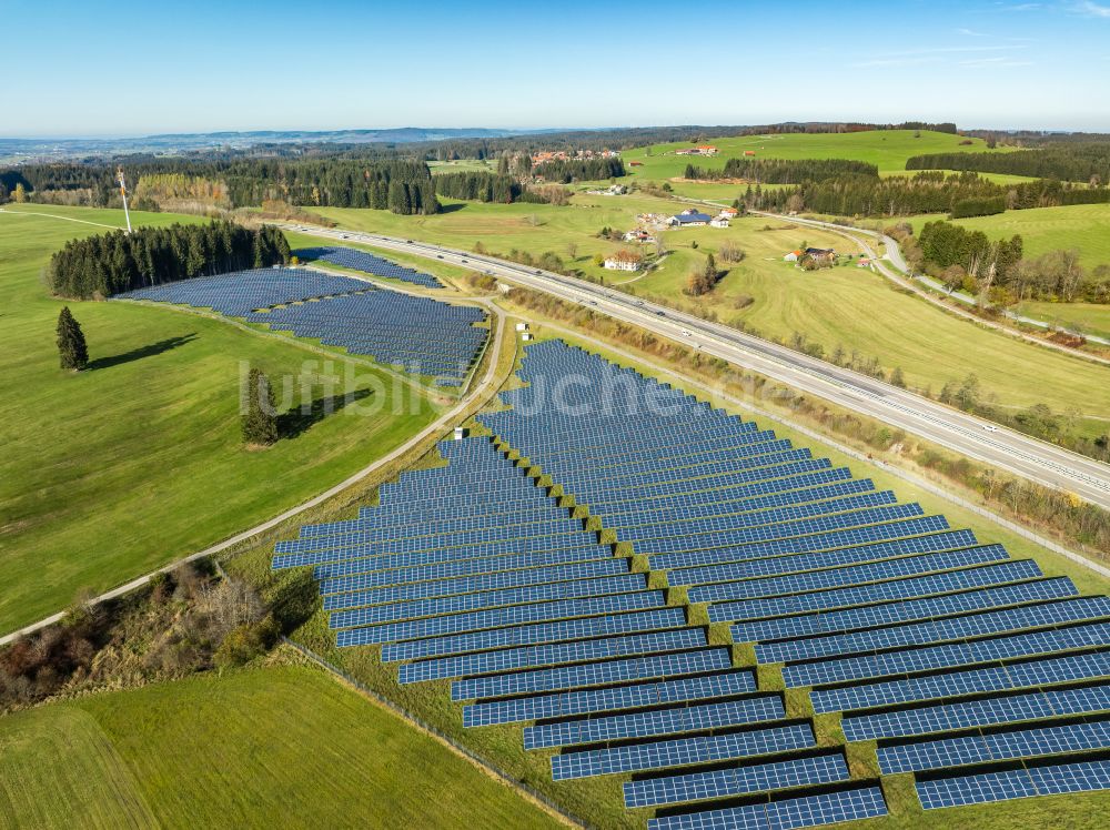 Sulzberg aus der Vogelperspektive: Solarkraftwerk am Rande des Autobahn- Trasse und Streckenverlauf der BAB A81 in Sulzberg im Bundesland Bayern, Deutschland