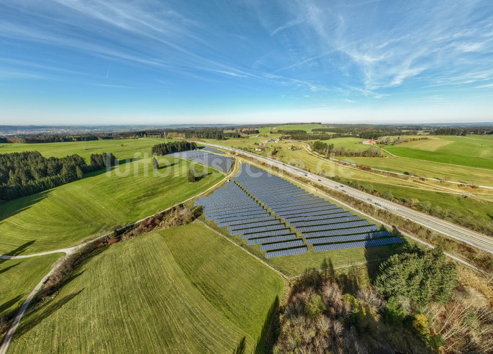 Luftaufnahme Sulzberg - Solarkraftwerk am Rande des Autobahn- Trasse und Streckenverlauf der BAB A81 in Sulzberg im Bundesland Bayern, Deutschland