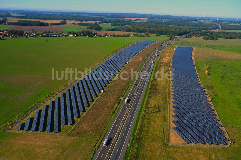 Telschow-Weitgendorf aus der Vogelperspektive: Solarkraftwerk am Rande des Autobahn- Trasse und Streckenverlauf der BAB A24 in Telschow-Weitgendorf im Bundesland Brandenburg, Deutschland