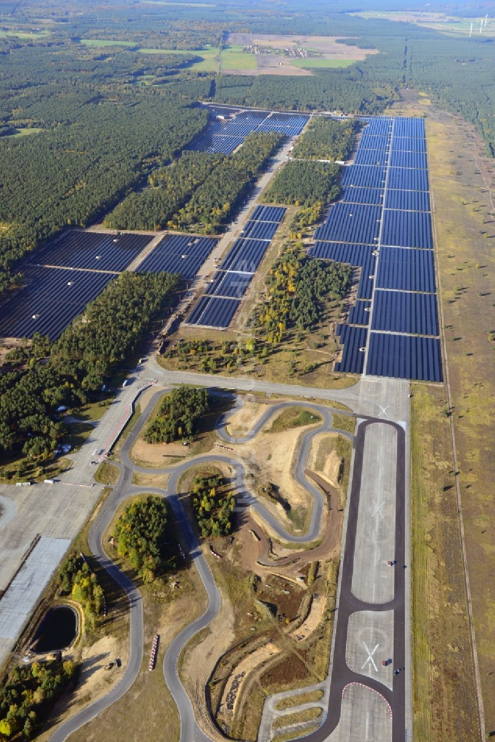 Luftaufnahme Templin - Solarkraftwerk Templin - Groß Dölln auf dem ehmaligen Flugplatz Templin im Bundesland Brandenburg