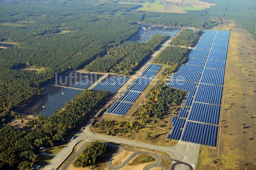 Templin von oben - Solarkraftwerk Templin - Groß Dölln auf dem ehmaligen Flugplatz Templin im Bundesland Brandenburg