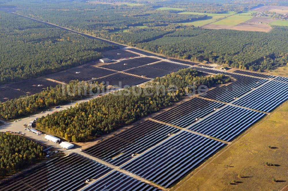 Templin aus der Vogelperspektive: Solarkraftwerk Templin - Groß Dölln auf dem ehmaligen Flugplatz Templin im Bundesland Brandenburg