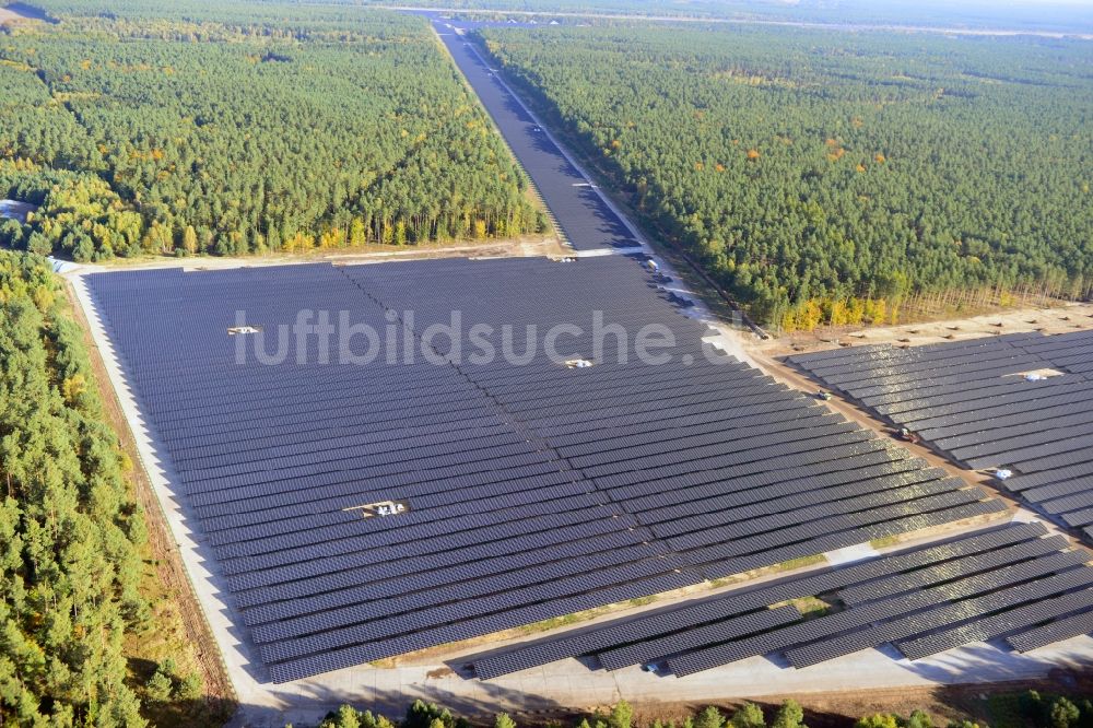 Luftaufnahme Templin - Solarkraftwerk Templin - Groß Dölln auf dem ehmaligen Flugplatz Templin im Bundesland Brandenburg