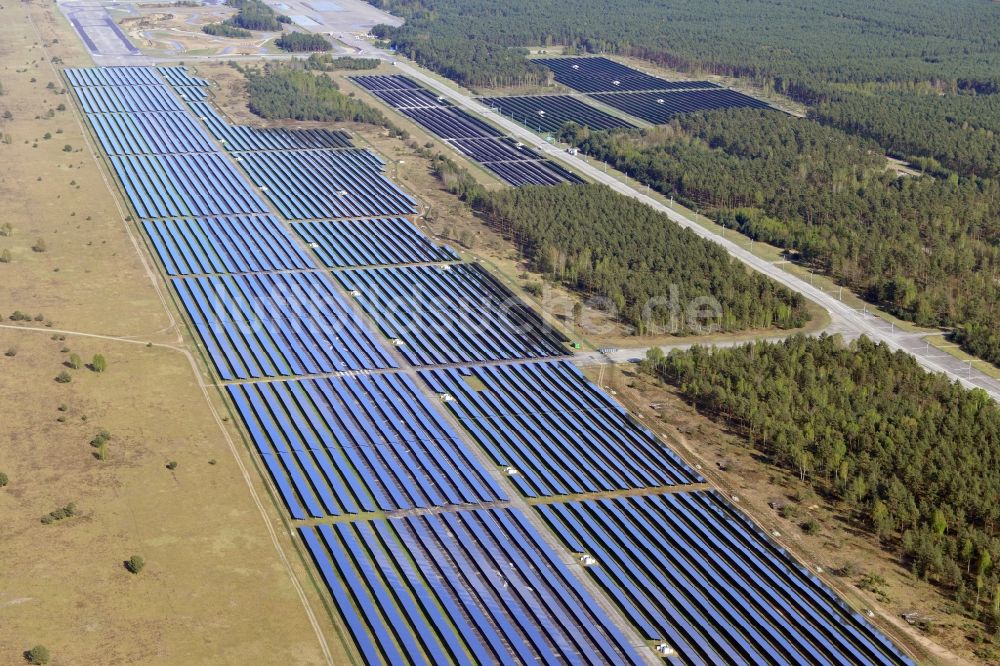 Templin, Groß Dölln von oben - Solarkraftwerk Templin - Groß Dölln auf dem ehmaligen Flugplatz Templin im Bundesland Brandenburg