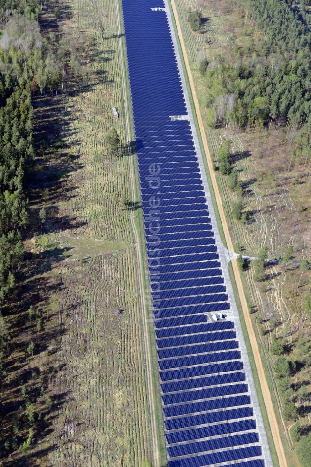 Templin, Groß Dölln aus der Vogelperspektive: Solarkraftwerk Templin - Groß Dölln auf dem ehmaligen Flugplatz Templin im Bundesland Brandenburg