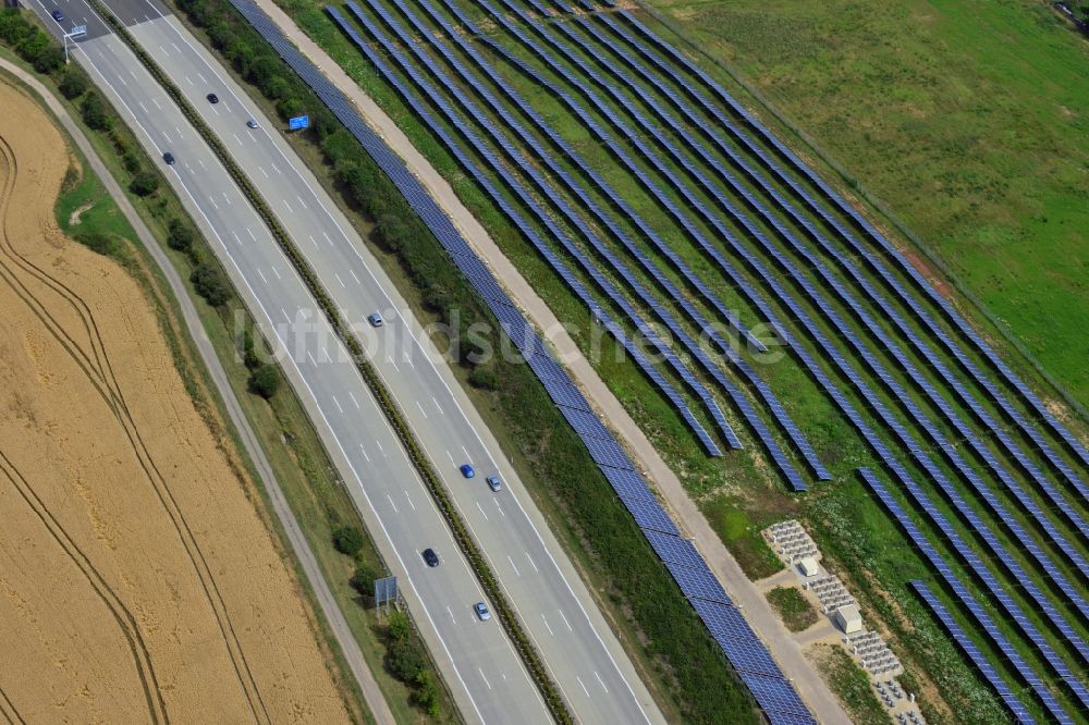 Luftaufnahme Rüdersdorf - Solarpanele des Solarkraftwerkes entlang der BAB Autobahn E4 - A40 bei Rüdersdorf in Thüringen