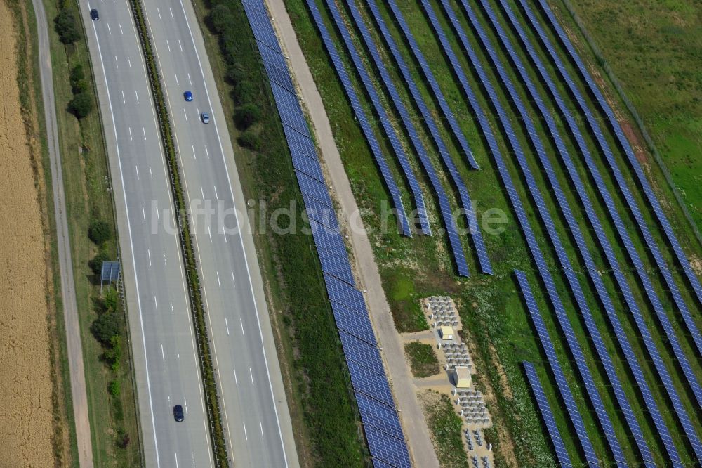 Rüdersdorf von oben - Solarpanele des Solarkraftwerkes entlang der BAB Autobahn E4 - A40 bei Rüdersdorf in Thüringen