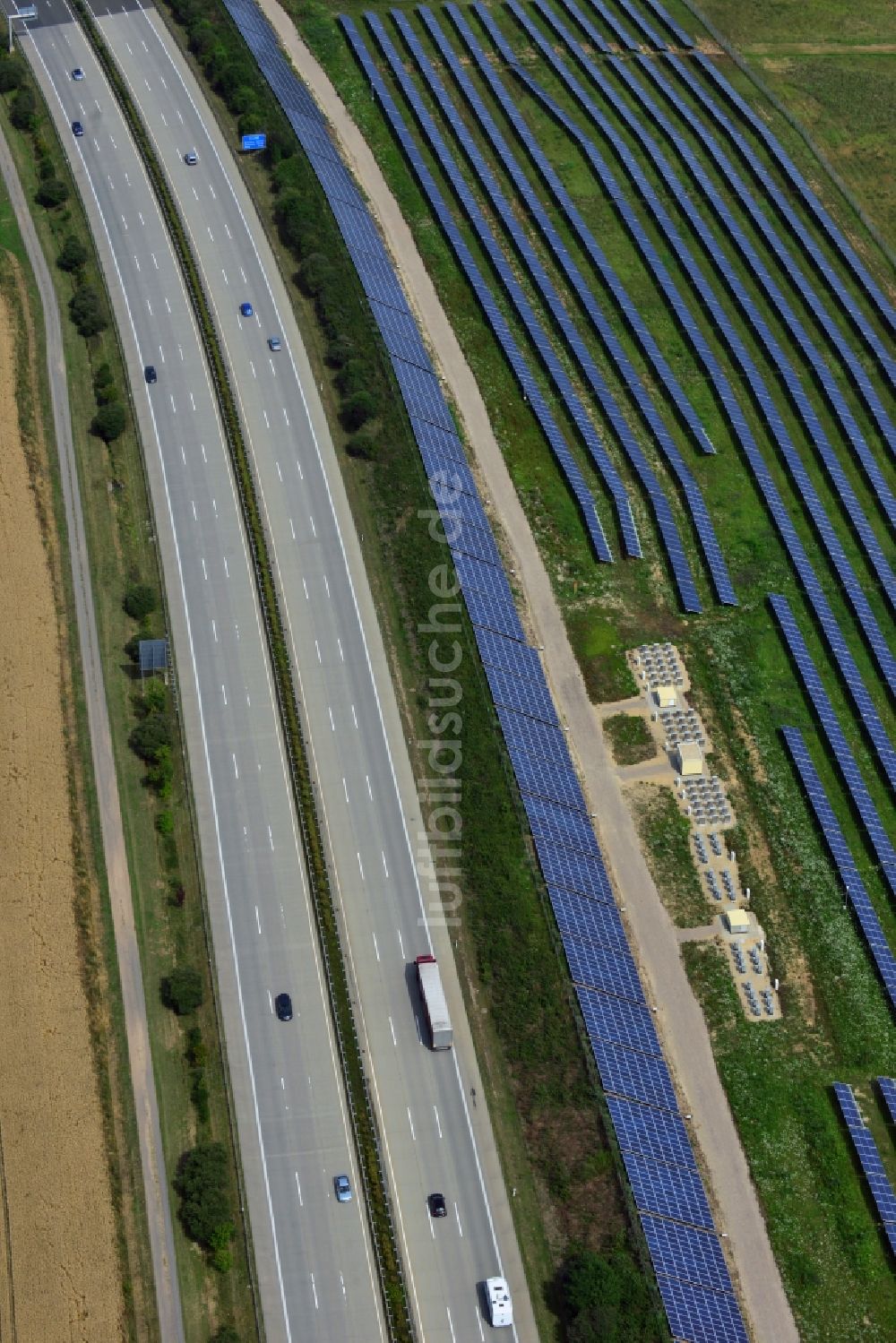 Rüdersdorf aus der Vogelperspektive: Solarpanele des Solarkraftwerkes entlang der BAB Autobahn E4 - A40 bei Rüdersdorf in Thüringen