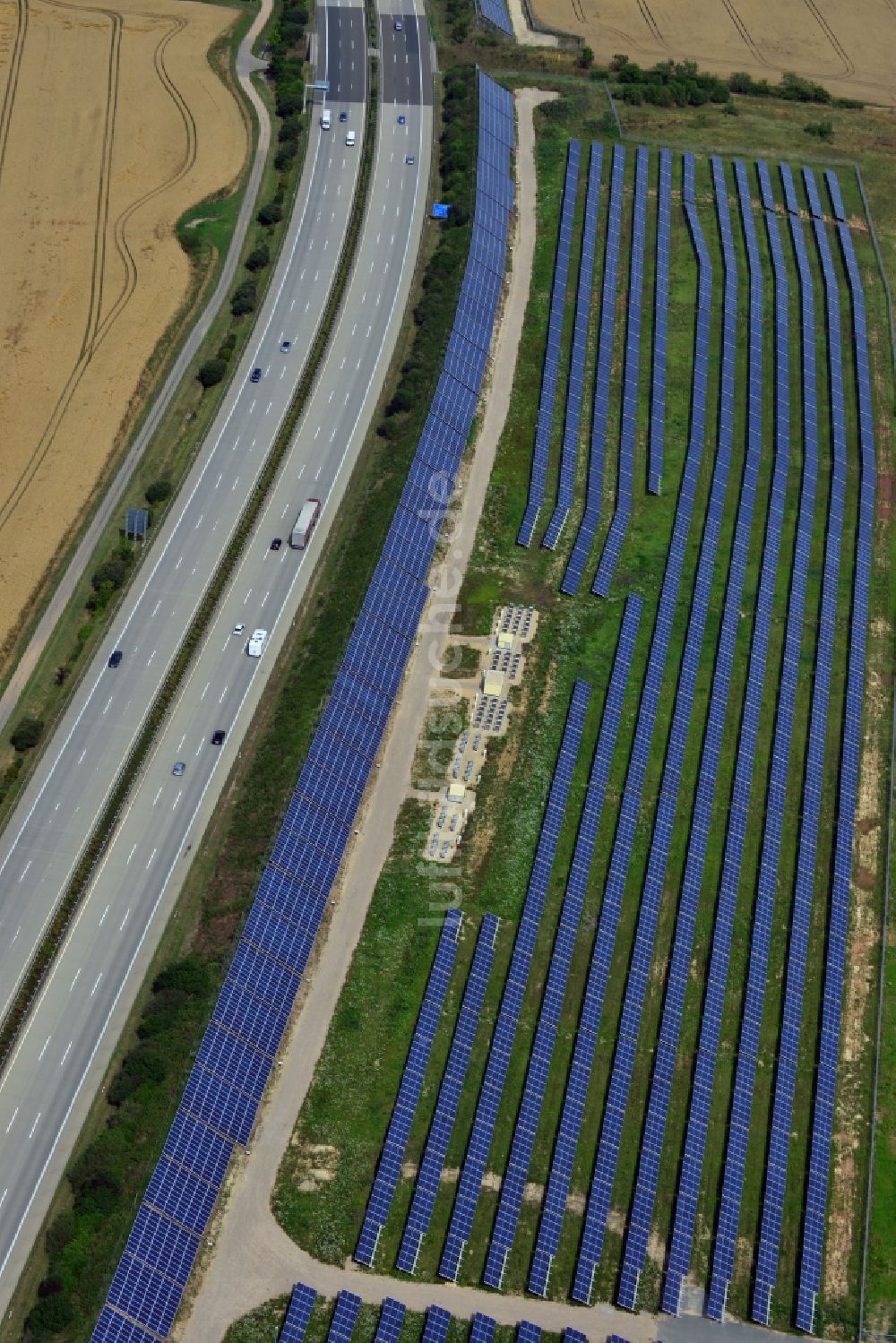 Luftaufnahme Rüdersdorf - Solarpanele des Solarkraftwerkes entlang der BAB Autobahn E4 - A40 bei Rüdersdorf in Thüringen