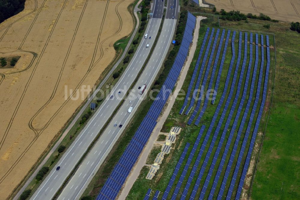 Rüdersdorf von oben - Solarpanele des Solarkraftwerkes entlang der BAB Autobahn E4 - A40 bei Rüdersdorf in Thüringen