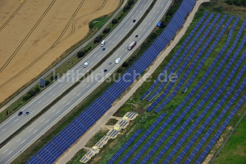 Rüdersdorf aus der Vogelperspektive: Solarpanele des Solarkraftwerkes entlang der BAB Autobahn E4 - A40 bei Rüdersdorf in Thüringen