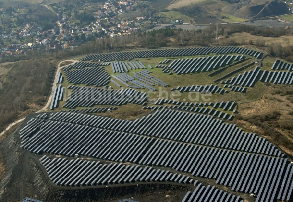 Eisleben, Lutherstadt aus der Vogelperspektive: Solarpark bzw. Solarkraftwerk auf einer Abraum- Halde in Eisleben, Lutherstadt im Bundesland Sachsen-Anhalt