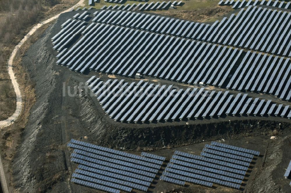 Luftbild Eisleben, Lutherstadt - Solarpark bzw. Solarkraftwerk auf einer Abraum- Halde in Eisleben, Lutherstadt im Bundesland Sachsen-Anhalt