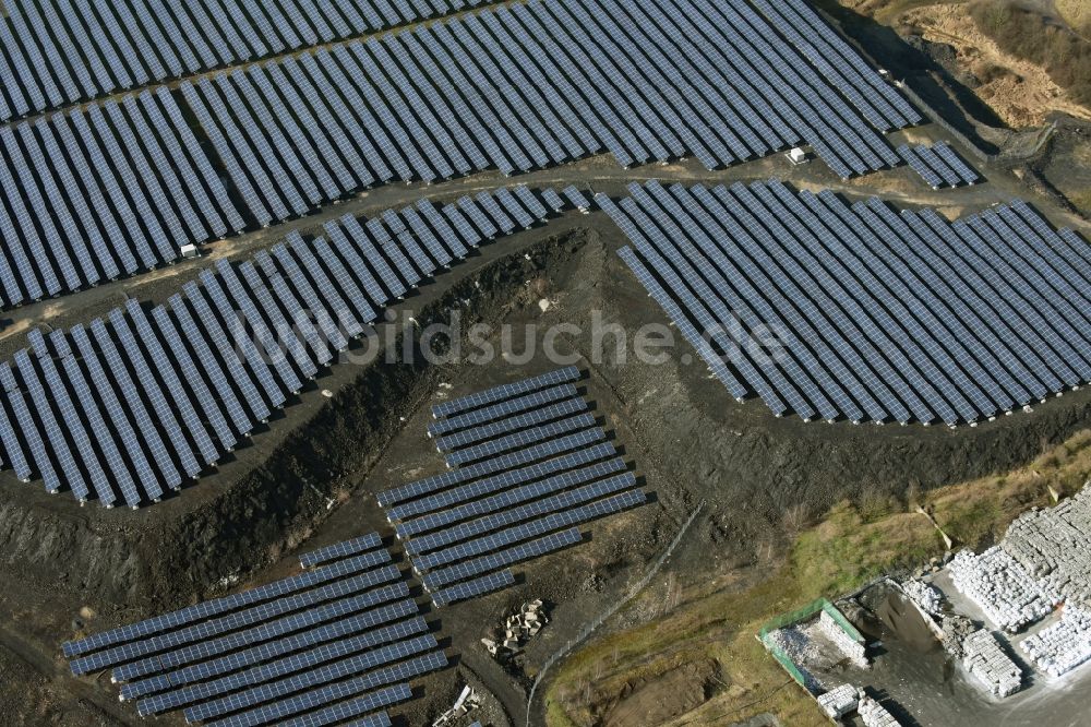 Eisleben, Lutherstadt aus der Vogelperspektive: Solarpark bzw. Solarkraftwerk auf einer Abraum- Halde in Eisleben, Lutherstadt im Bundesland Sachsen-Anhalt