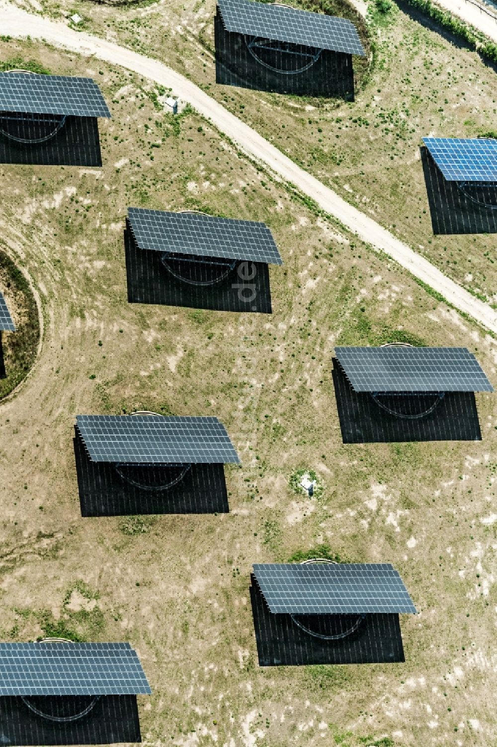 Apulien aus der Vogelperspektive: Solarpark bzw. Solarkraftwerk in Apulien in Italien