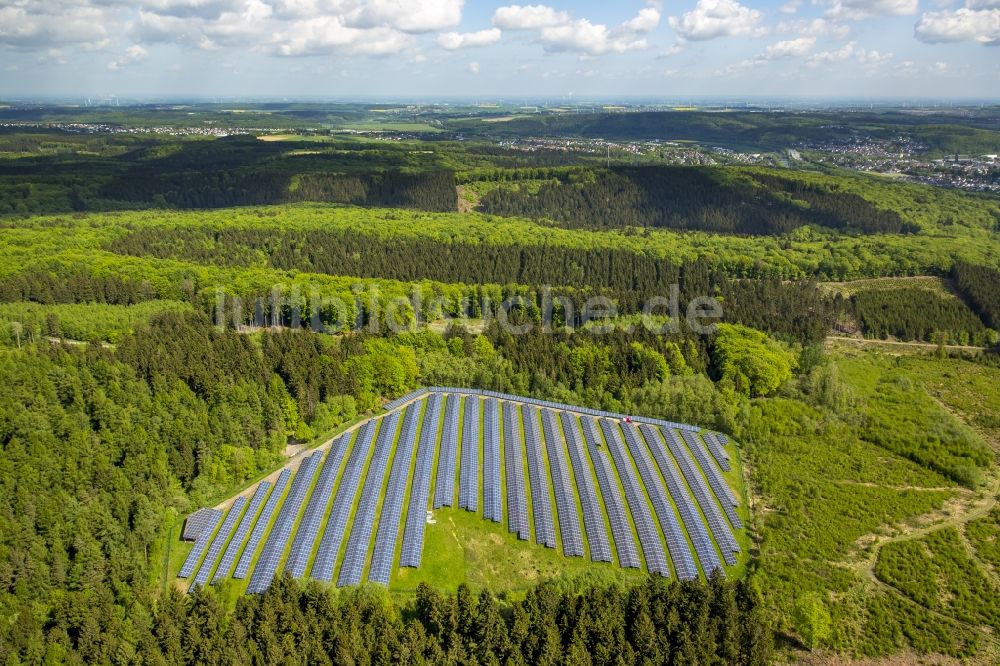 Arnsberg von oben - Solarpark bzw. Solarkraftwerk in Arnsberg im Bundesland Nordrhein-Westfalen