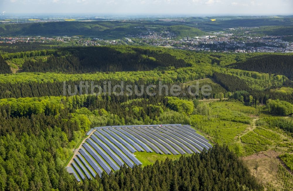 Arnsberg aus der Vogelperspektive: Solarpark bzw. Solarkraftwerk in Arnsberg im Bundesland Nordrhein-Westfalen