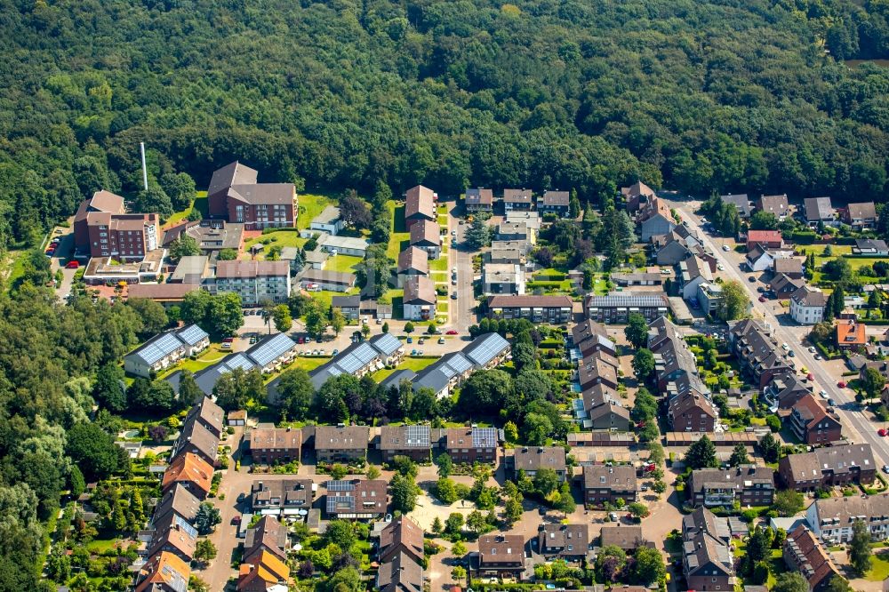 Bottrop von oben - Solarpark bzw. Solarkraftwerk auf den Dachflächen einer Reihenhaussiedlung an der Görkenstraße in Bottrop im Bundesland Nordrhein-Westfalen