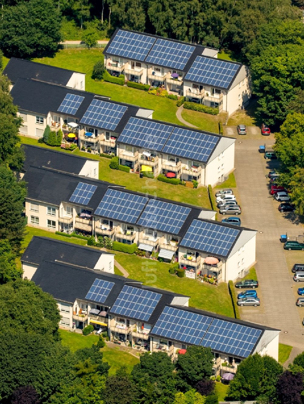 Luftbild Bottrop - Solarpark bzw. Solarkraftwerk auf den Dachflächen einer Reihenhaussiedlung an der Görkenstraße in Bottrop im Bundesland Nordrhein-Westfalen