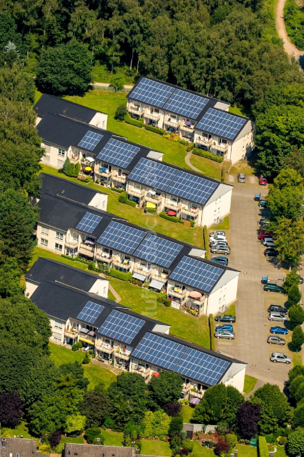 Bottrop aus der Vogelperspektive: Solarpark bzw. Solarkraftwerk auf den Dachflächen einer Reihenhaussiedlung an der Görkenstraße in Bottrop im Bundesland Nordrhein-Westfalen