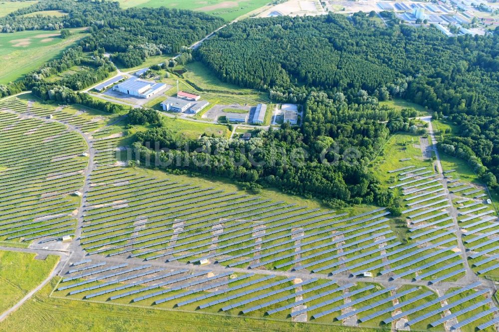 Stavenhagen aus der Vogelperspektive: Solarpark bzw. Solarkraftwerk auf dem ehemaligen Flugplatz Basepohl in Stavenhagen im Bundesland Mecklenburg-Vorpommern, Deutschland