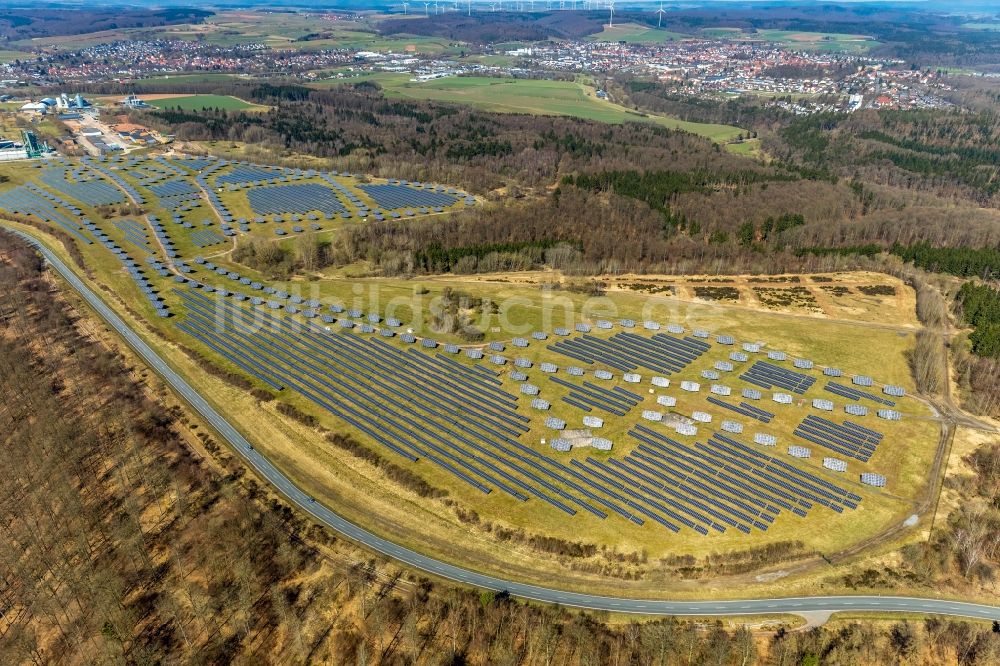 Bad Arolsen aus der Vogelperspektive: Solarpark bzw. Solarkraftwerk auf dem ehemaligen Gelände der Prinz-Eugen-Kaserne in Bad Arolsen im Bundesland Hessen, Deutschland