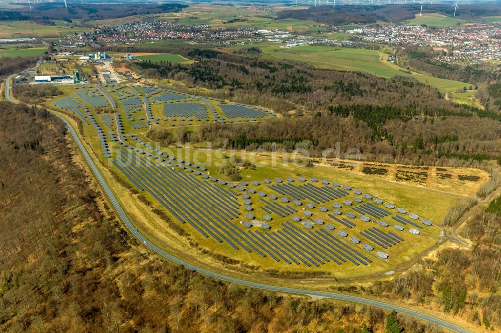 Luftaufnahme Bad Arolsen - Solarpark bzw. Solarkraftwerk auf dem ehemaligen Gelände der Prinz-Eugen-Kaserne in Bad Arolsen im Bundesland Hessen, Deutschland