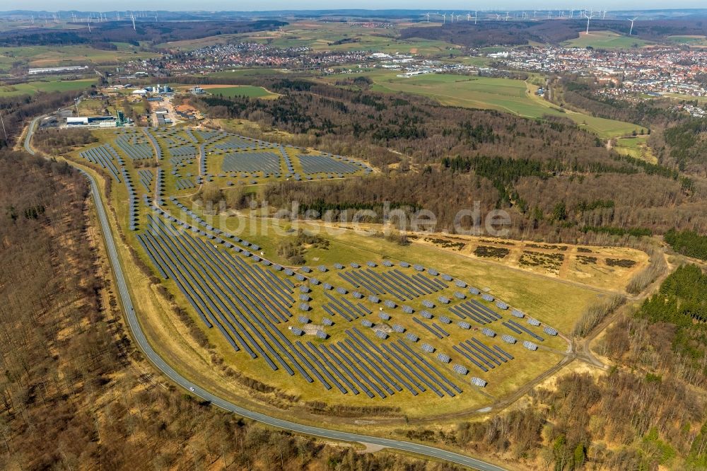 Bad Arolsen von oben - Solarpark bzw. Solarkraftwerk auf dem ehemaligen Gelände der Prinz-Eugen-Kaserne in Bad Arolsen im Bundesland Hessen, Deutschland