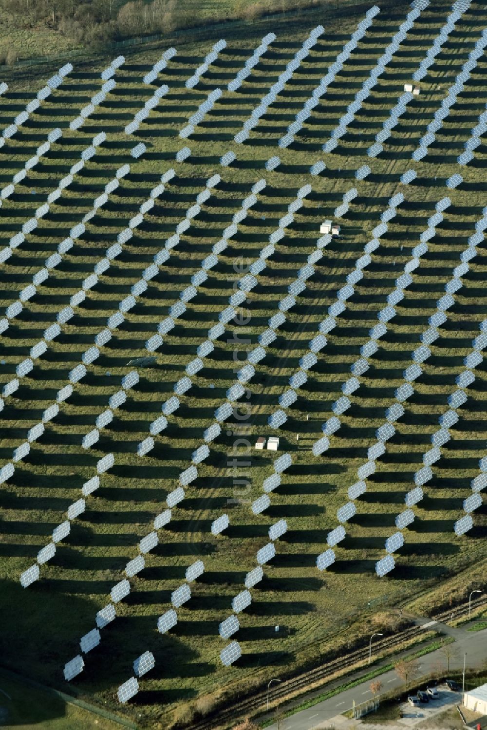 Rüdersdorf von oben - Solarpark bzw. Solarkraftwerk Eichenstraße in Rüdersdorf im Bundesland Brandenburg