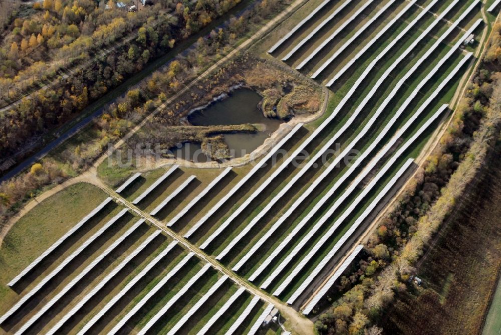 Luftbild Espenhain - Solarpark bzw. Solarkraftwerk GEOSOL Gesellschaft für Solarenergie mbH, die Shell Solar GmbH und die WestFonds Immobilien-Anlagegesellschaft mbH an der Straße des Friedens in Espenhain im Bundesland Sachsen