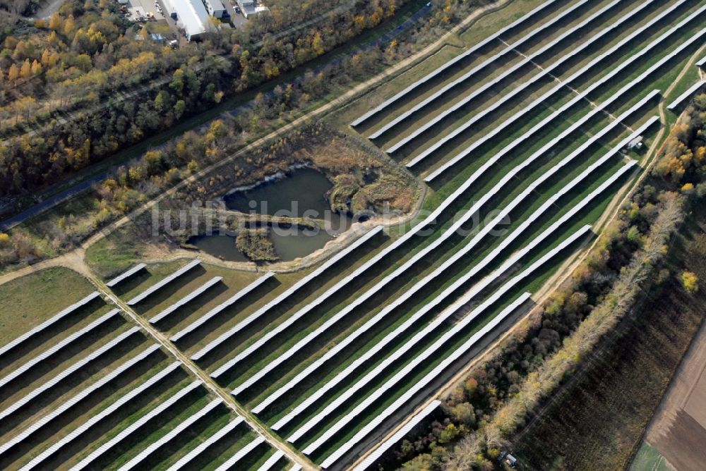 Luftaufnahme Espenhain - Solarpark bzw. Solarkraftwerk GEOSOL Gesellschaft für Solarenergie mbH, die Shell Solar GmbH und die WestFonds Immobilien-Anlagegesellschaft mbH an der Straße des Friedens in Espenhain im Bundesland Sachsen