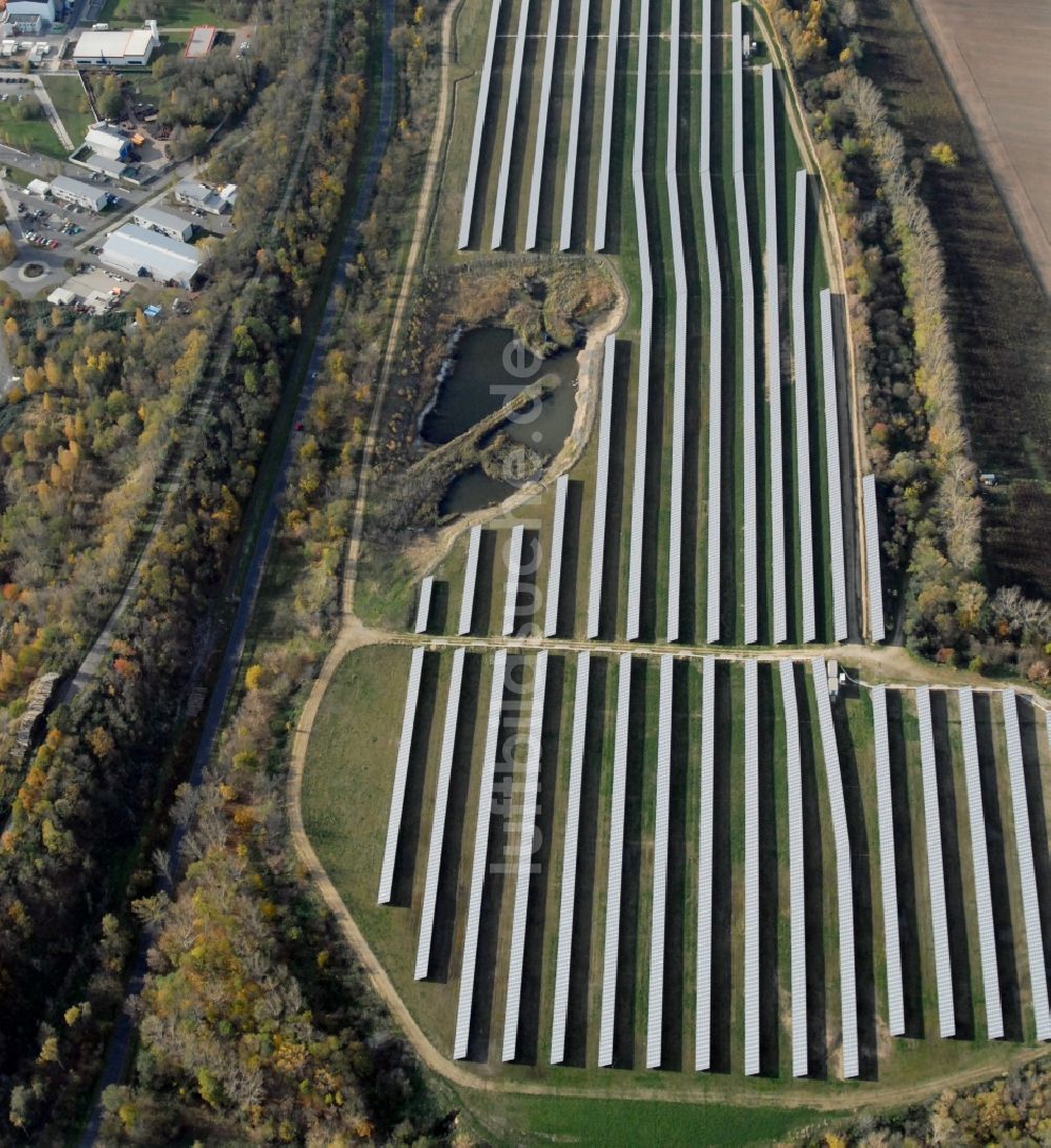 Espenhain von oben - Solarpark bzw. Solarkraftwerk GEOSOL Gesellschaft für Solarenergie mbH, die Shell Solar GmbH und die WestFonds Immobilien-Anlagegesellschaft mbH an der Straße des Friedens in Espenhain im Bundesland Sachsen