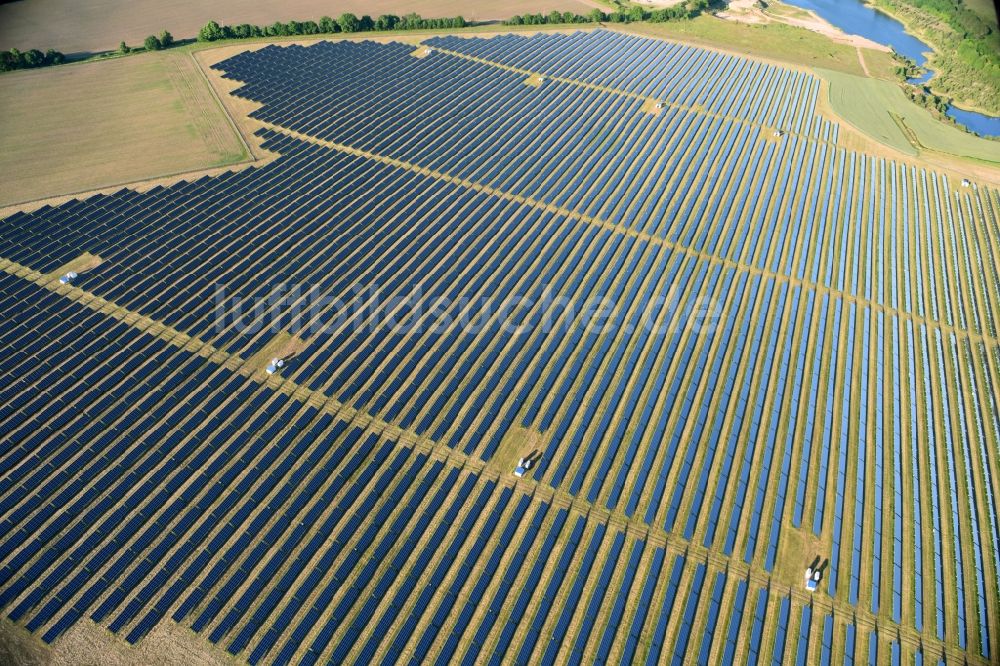 Jabel aus der Vogelperspektive: Solarpark bzw. Solarkraftwerk in Jabel im Bundesland Mecklenburg-Vorpommern, Deutschland