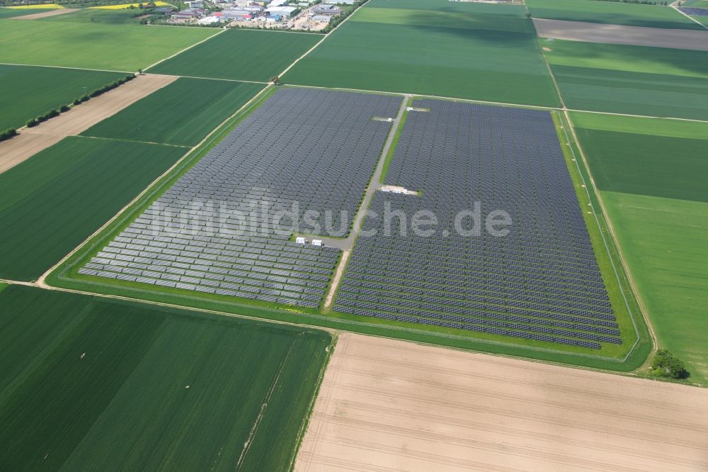 Wörrstadt aus der Vogelperspektive: Solarpark bzw. Solarkraftwerk der juwi AG in Wörrstadt im Bundesland Rheinland-Pfalz